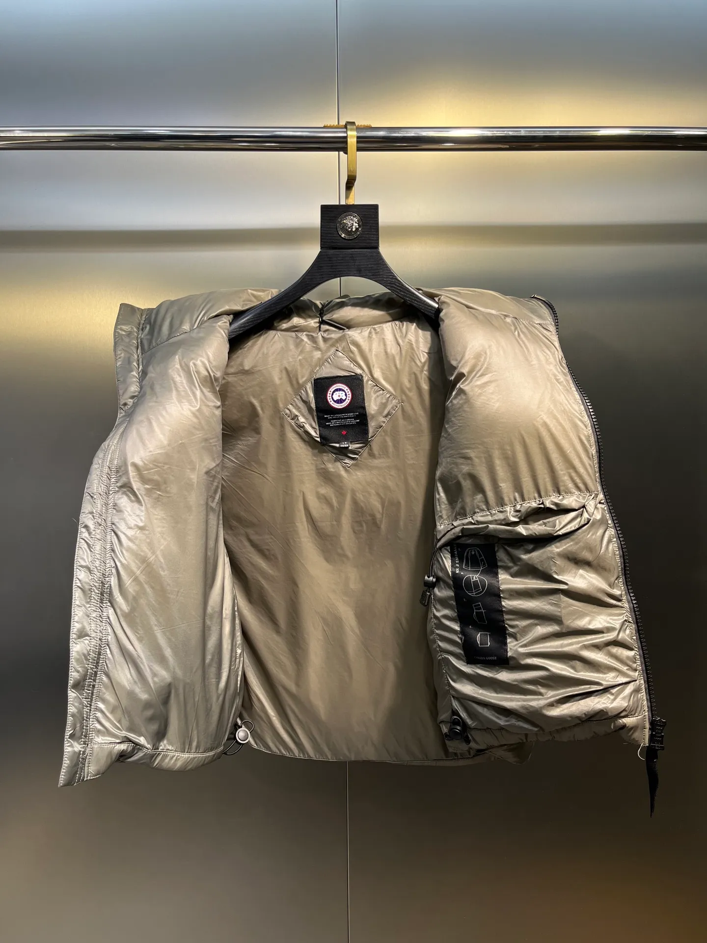 P540 Canada Goose ""🇨🇦🌟 Canada Goose Puff Down Vest has always been recognized as the warmest down jacket. Various Instagram celebrities, Internet celebrities, and celebrities often wear it for street photos. I make Canada Goose every year, but I still can't get rid of my love for it. No matter how cold the days are, there is no need to be afraid, because there is! Filled with 90% white duck down, it is the legendary warmest down jacket and is known as a must-have for Arctic outdoor sports! The most popular down jacket in the world, celebrities are rushing to buy it, it is a must-have!  size:xxs-xxl
